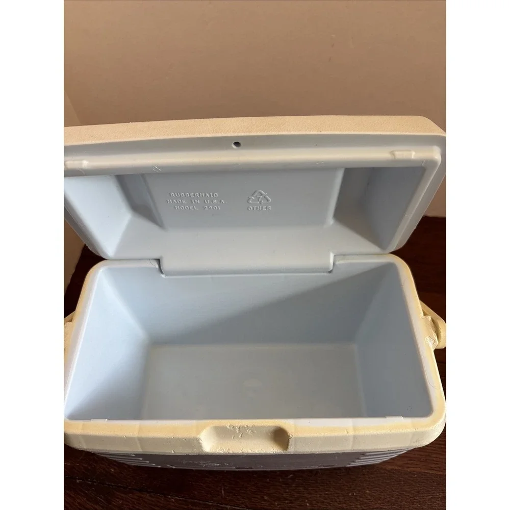 RARE Rubbermaid Lavender Pearl Accents Cooler Model 2901 Holds 3‎ Cans Or Lunch